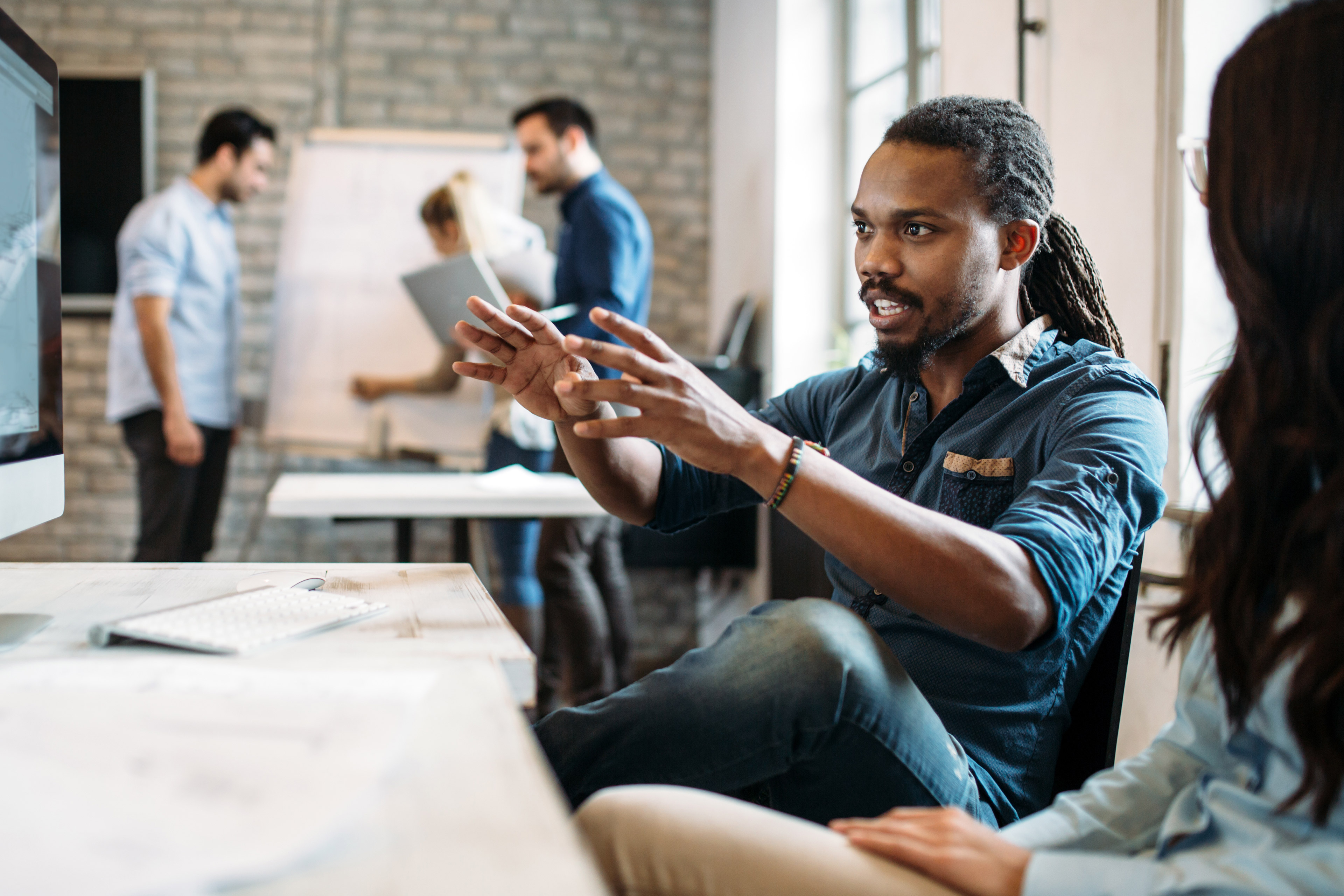 ey team discussion Man explains vision to colleague